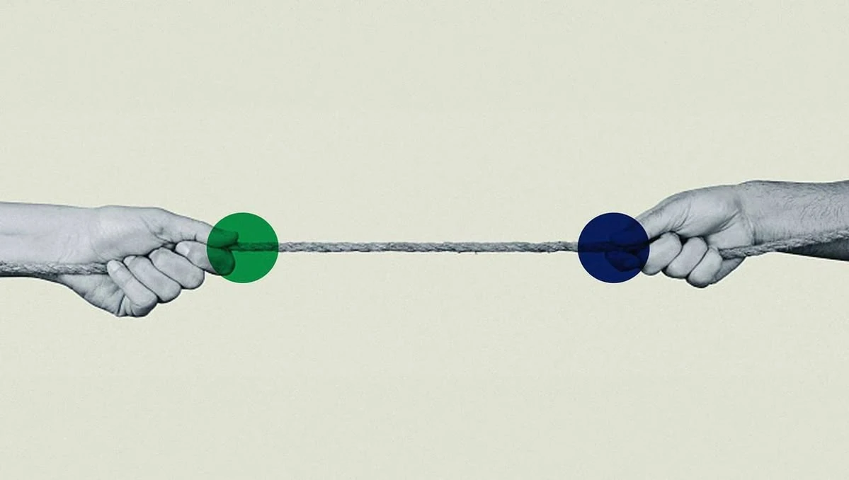 Illustration representing a personalised REBT coaching approach showing two hands pulling a rope taut in a game of tug-of-war, with green and blue dots on the rope
